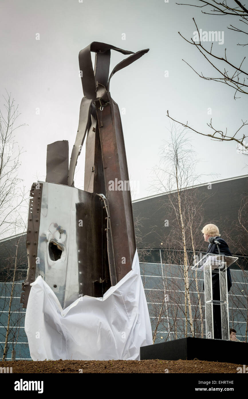 Londra, Regno Unito. Il 17 marzo 2015. Il sindaco Boris Johnson svela 9/11 scultura in acciaio Credito: Guy Corbishley/Alamy Live News Foto Stock