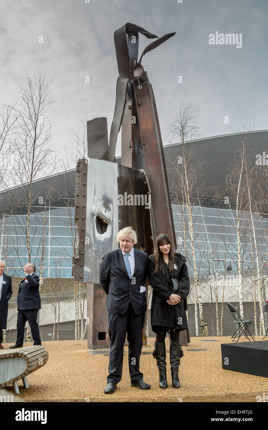 Londra, Regno Unito. Il 17 marzo 2015. Il sindaco Boris Johnson svela 9/11 scultura in acciaio Credito: Guy Corbishley/Alamy Live News Foto Stock