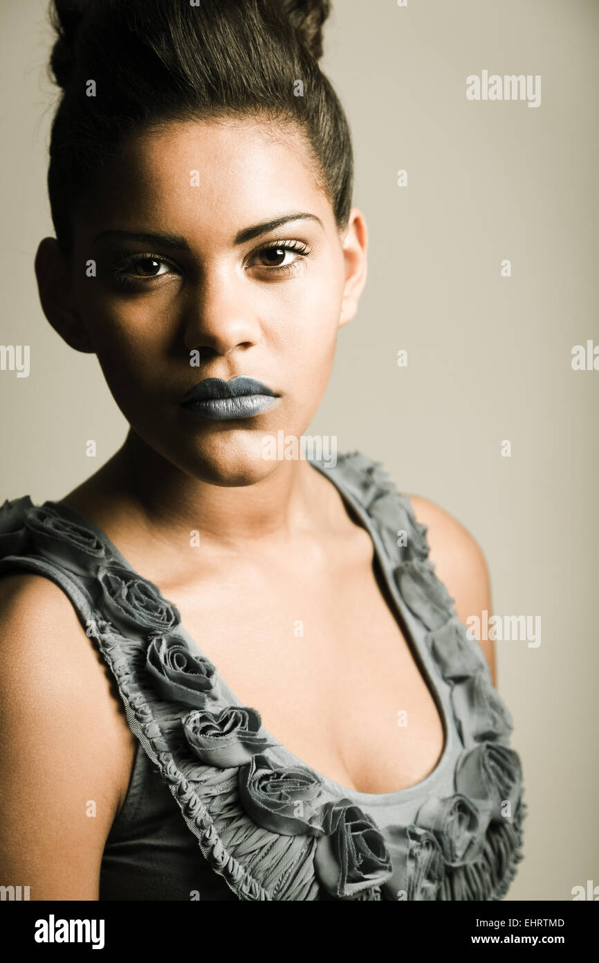Ritratto di giovane e bella donna nera con colorazione stilizzato. Foto Stock