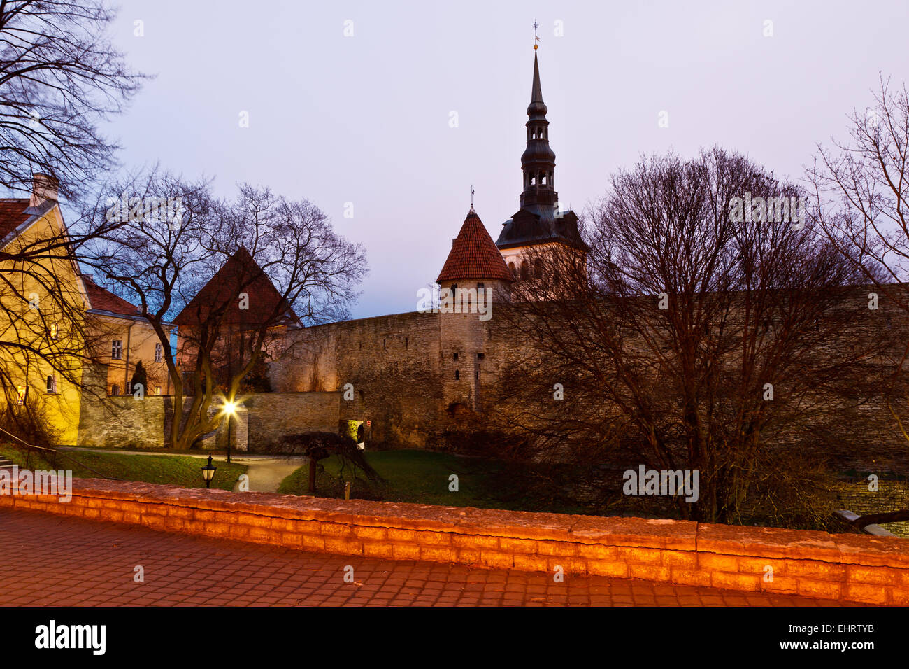 La mattina presto a mura e torri della Città Vecchia di Tallinn, Estonia Foto Stock