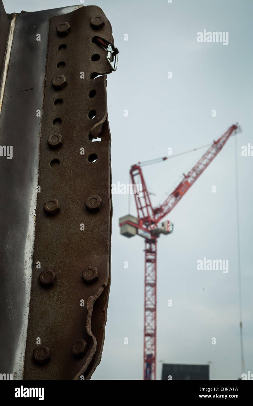 Londra, Regno Unito. Il 17 marzo 2015. Il sindaco Boris Johnson svela 9/11 scultura in acciaio Credito: Guy Corbishley/Alamy Live News Foto Stock