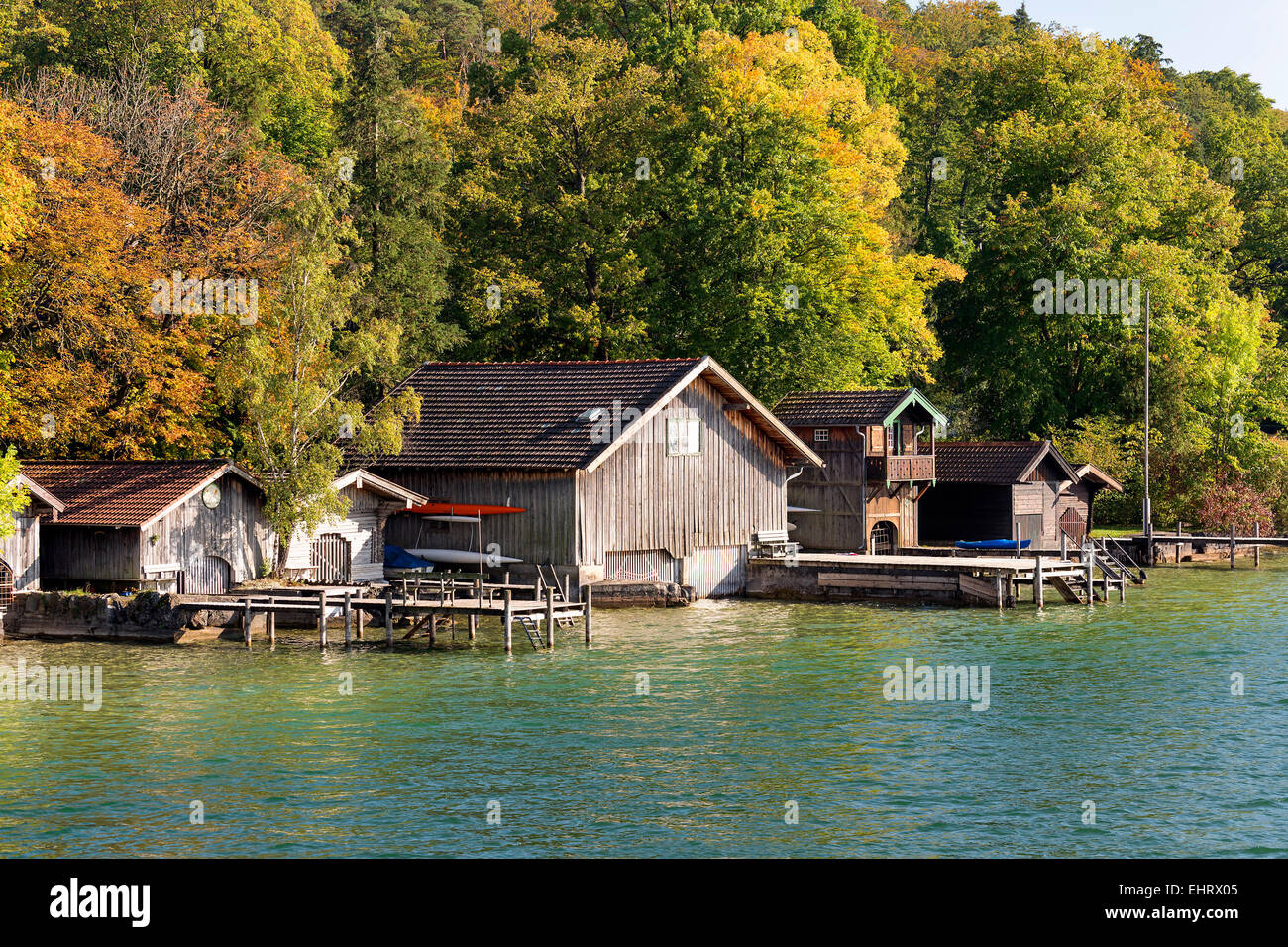 Vista lago sul lago di Starnberg con cottage e pontile sul lago in Baviera, Germania Foto Stock