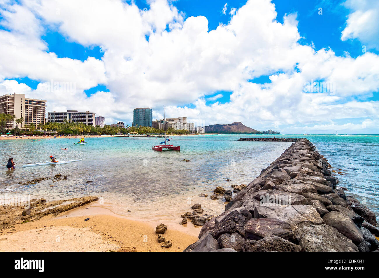 Honolulu, HI, Stati Uniti d'America - 7 Settembre 2013: i turisti a prendere il sole e nuotare sulla spiaggia di Waikiki a Honolulu, Hawaii. Waikiki sabbia bianca Foto Stock