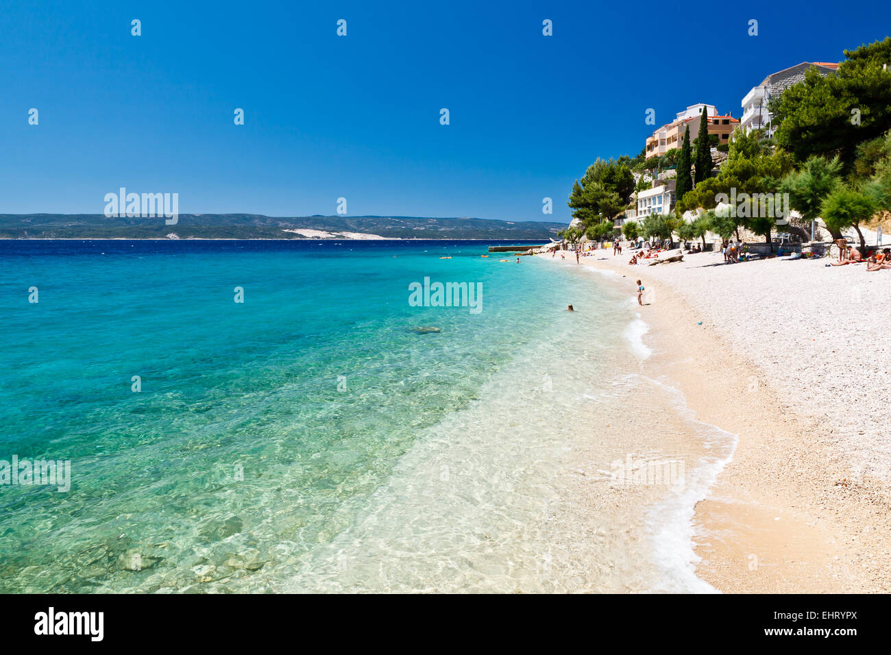 Mare blu profondo con acqua trasparente e bella spiaggia adriatica in Croazia Foto Stock