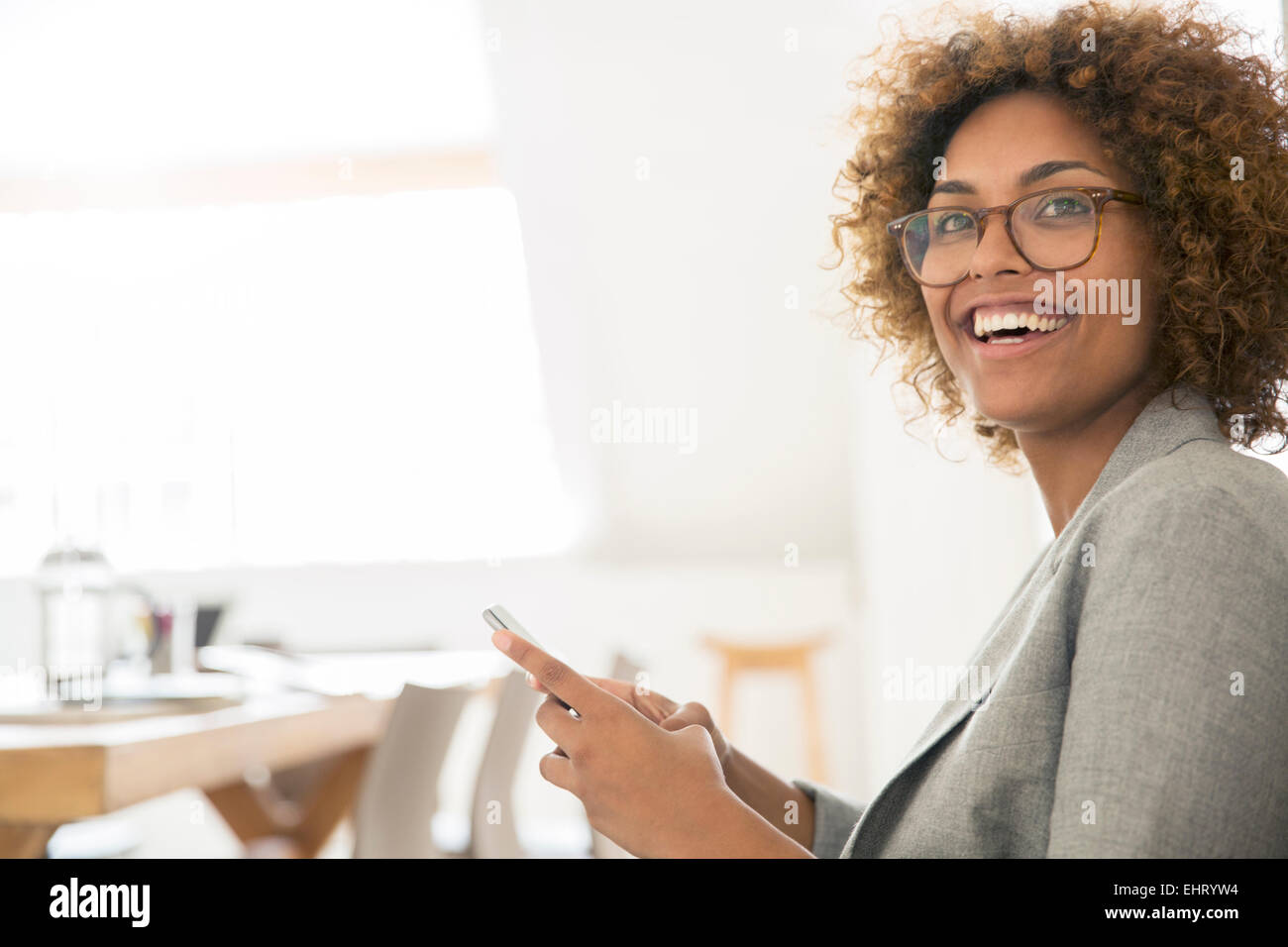 Ritratto di sorridere lavoratore di ufficio con smart phone Foto Stock