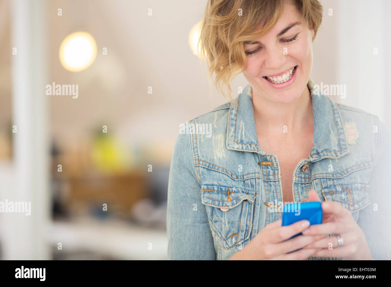 Sorridente lavoratore di ufficio utilizzando smart phone Foto Stock