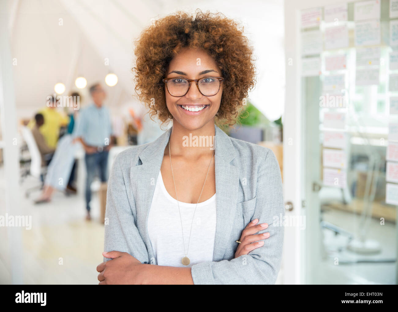 Ritratto di sorridere lavoratore di ufficio con bracci incrociati Foto Stock