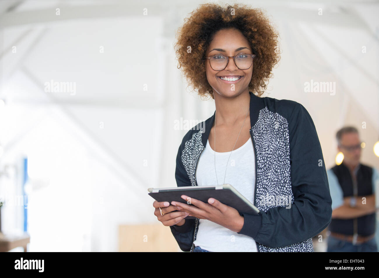 Ritratto di sorridere lavoratore di ufficio azienda tavoletta digitale Foto Stock