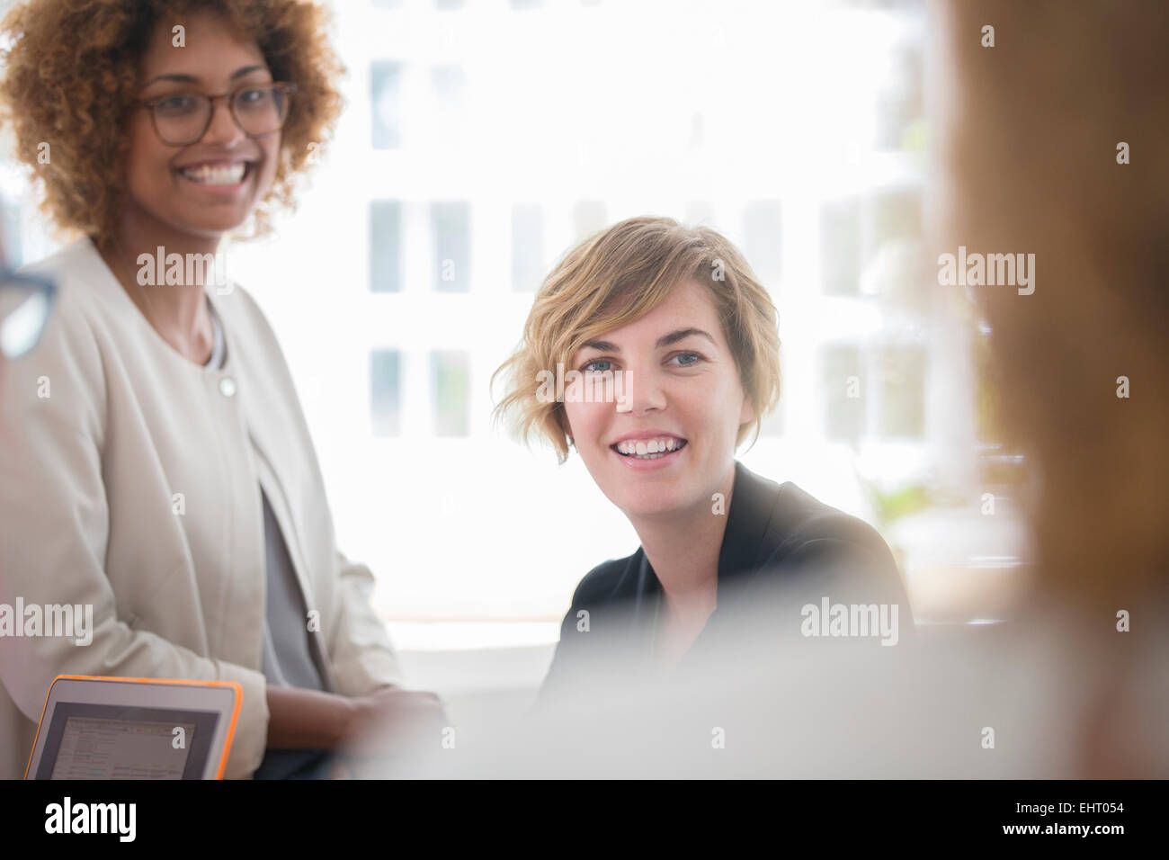 Ritratto di donna sorridente contro la finestra Foto Stock