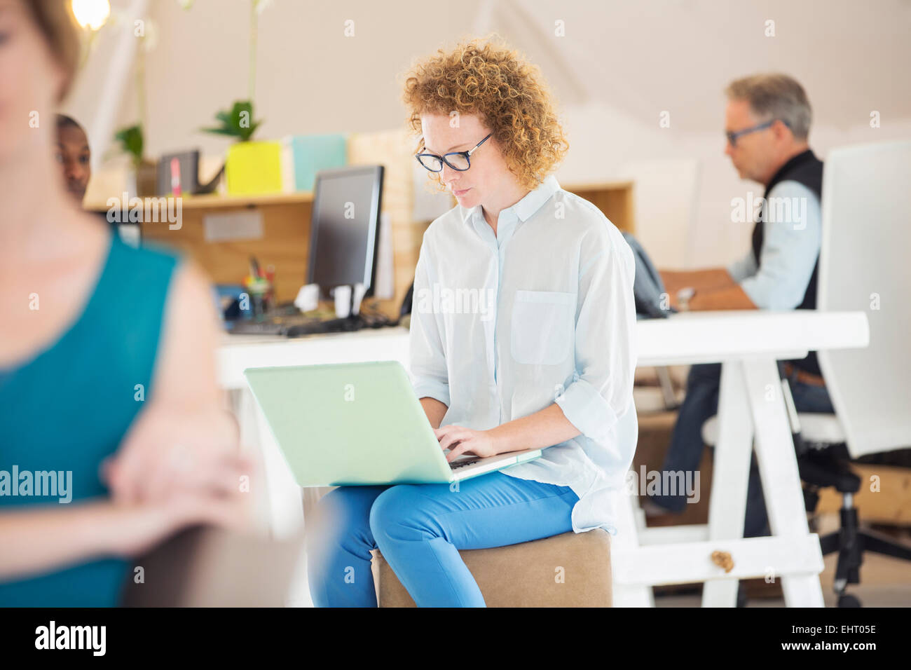 Donna e uomo seduto e lavoro in ufficio Foto Stock