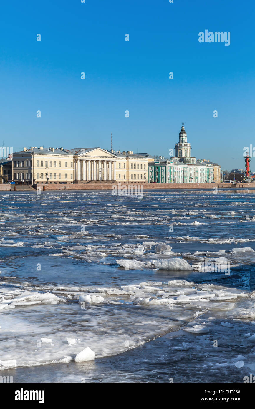Paesaggio invernale con ghiaccio galleggiante sul fiume Neva a San Pietroburgo, Russia Foto Stock