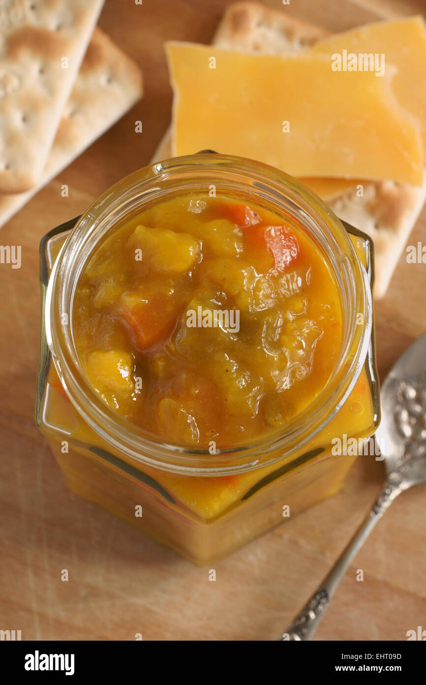 Piccalilli condimento di trito di verdure sottaceto condito con senape e curcuma Foto Stock