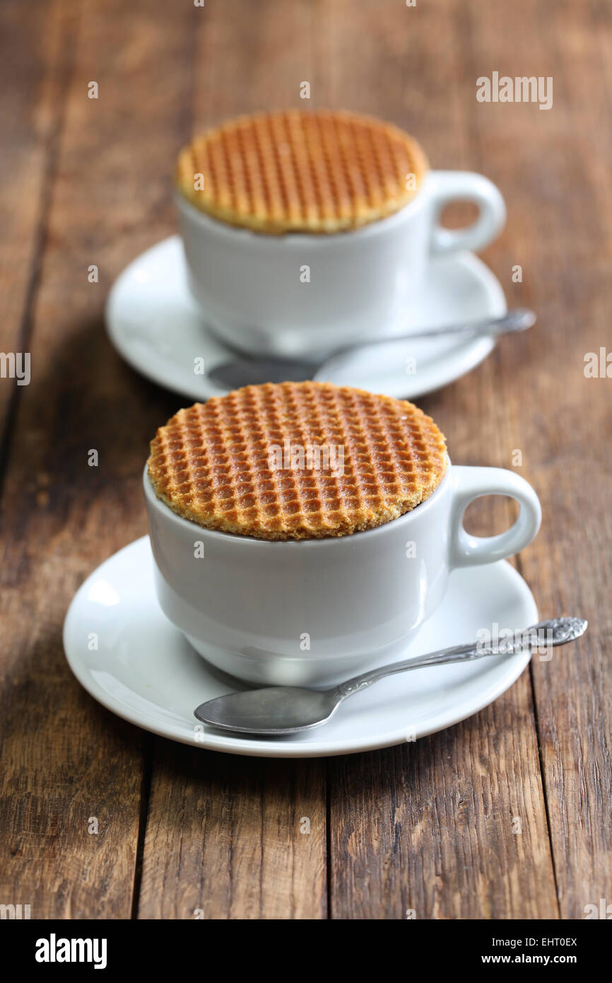 Stroopwafel olandese, caramello waffle e una tazza di caffè Foto Stock