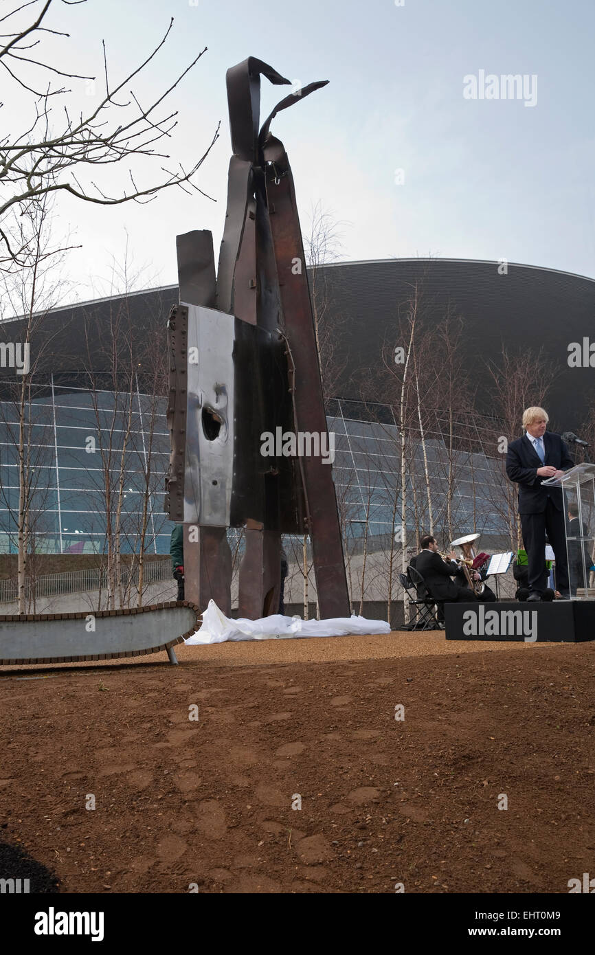 9/11 scultura in acciaio è stato presentato presso la sua sede permanente nella Queen Elizabeth Olympic Park Foto Stock