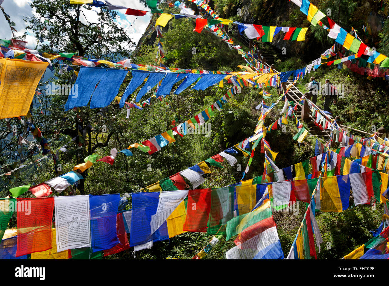 Il Bhutan - una pletora di colorate bandiere di preghiera da una cascata vicino all'entrata Taktshang Goemba, (Tiger's Nest Monastero) Foto Stock