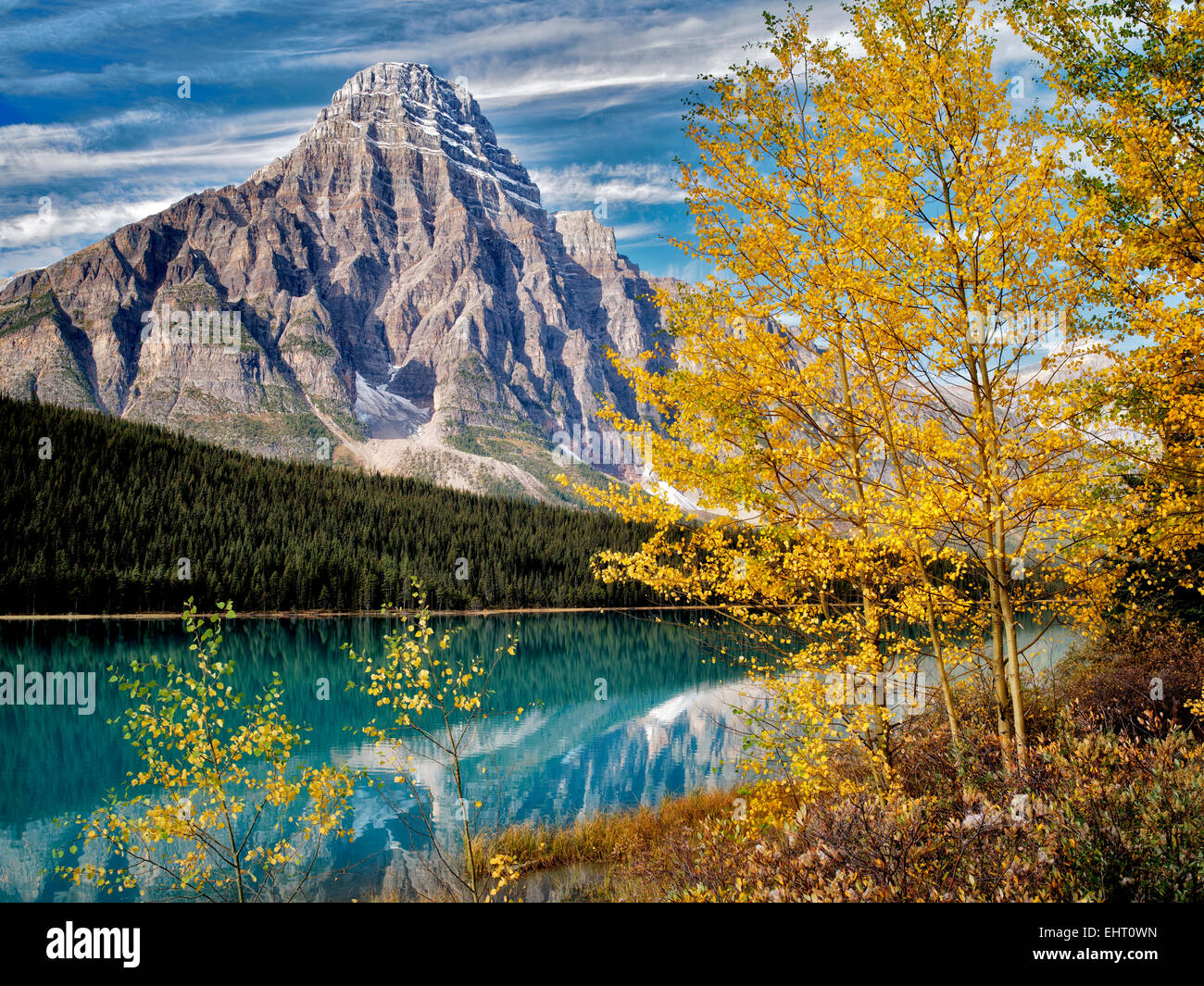 Waterfaowl laghi e Mt. Chephren con fall aspens colorati. Il Parco Nazionale di Banff. Lo stato di Alberta, Canada Foto Stock