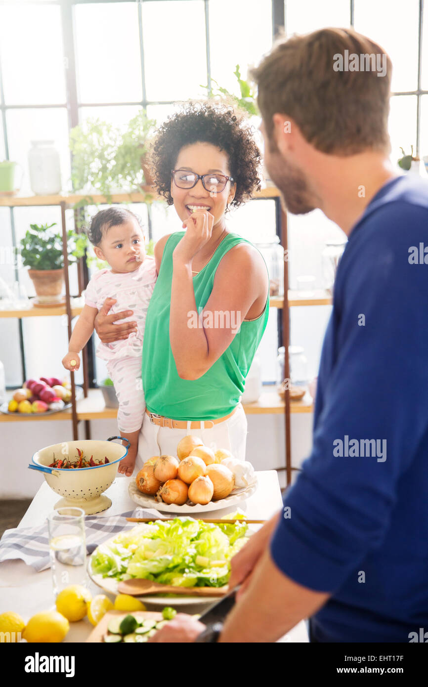 La famiglia felice la preparazione di pasto in cucina domestica Foto Stock