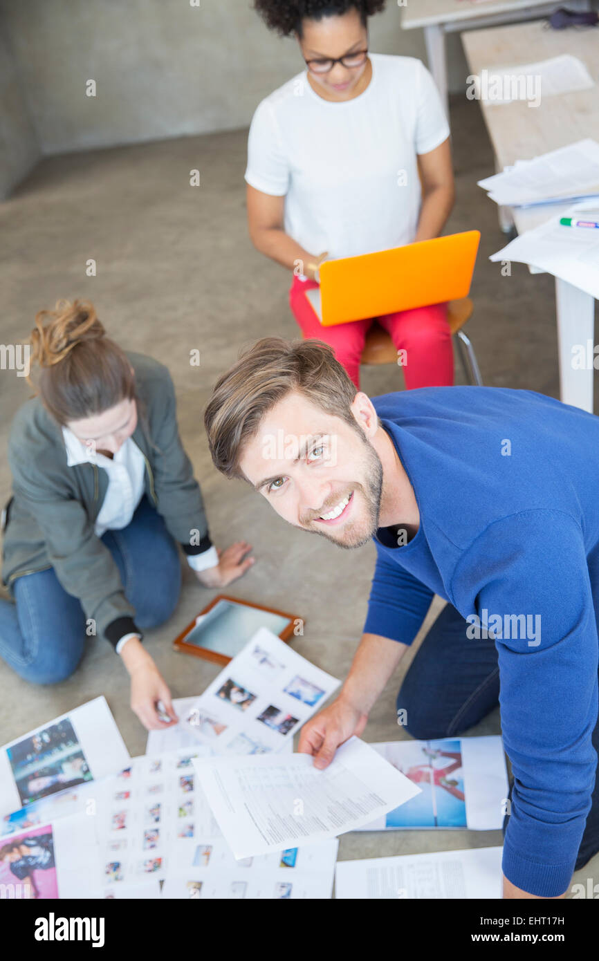 Tre giovani che lavorano insieme in studio Foto Stock