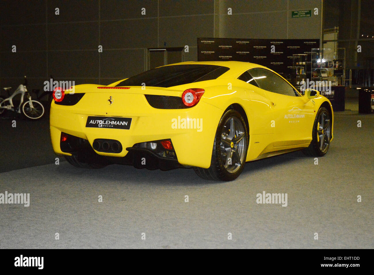 La Ferrari di colore giallo nella showroom Foto Stock