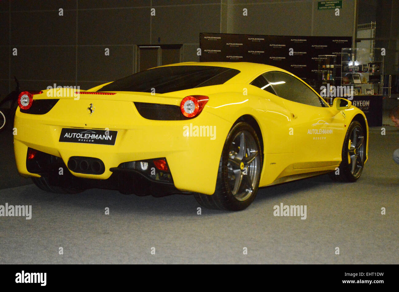 La Ferrari di colore giallo nella showroom Foto Stock