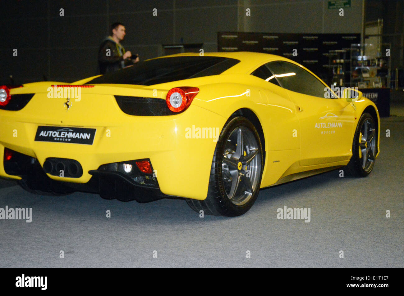 La Ferrari di colore giallo nella showroom Foto Stock