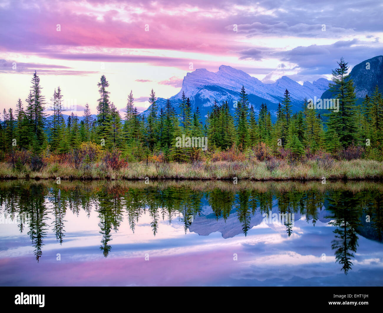 Laghi Vermillion e Mt. Rundle con tramonto riflesso. Il Parco Nazionale di Banff, Alberta Canada Foto Stock
