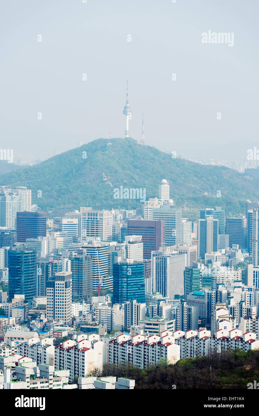 Asia, Repubblica di Corea, Corea del Sud, Seoul, vista sulla città e la Torre N Seoul da Mt Inwangsan Foto Stock