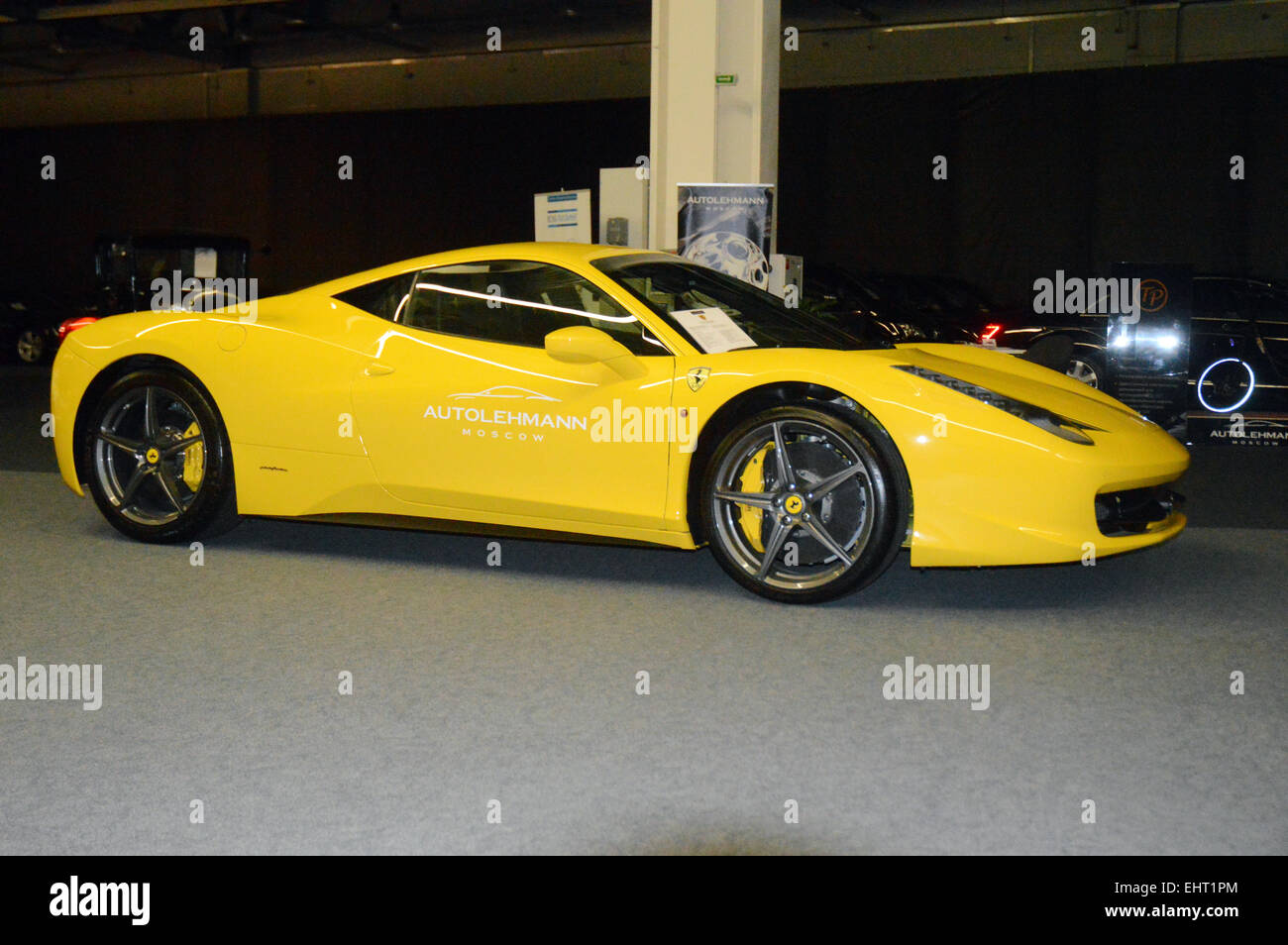 La Ferrari di colore giallo nella showroom Foto Stock