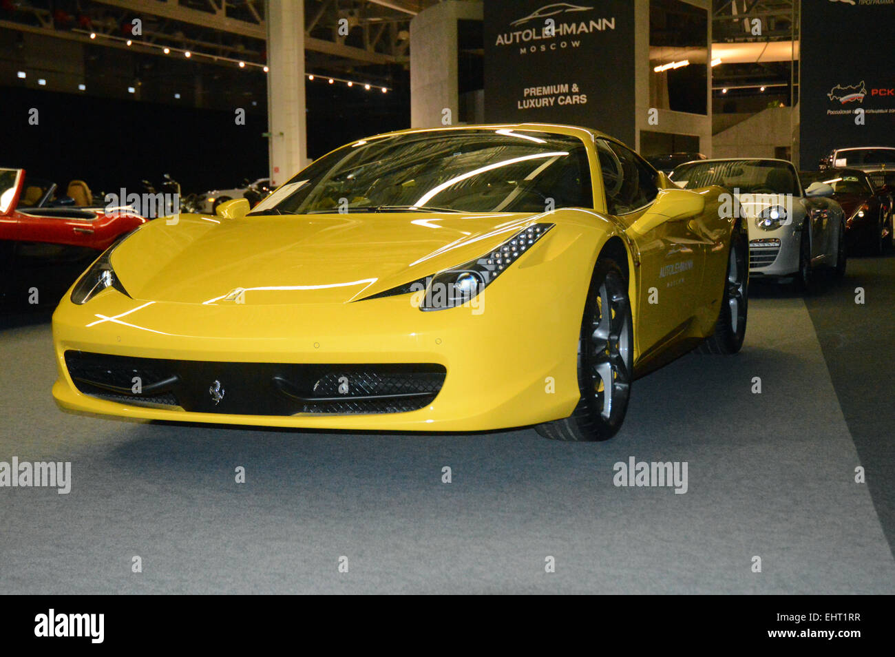 La Ferrari di colore giallo nella showroom Foto Stock