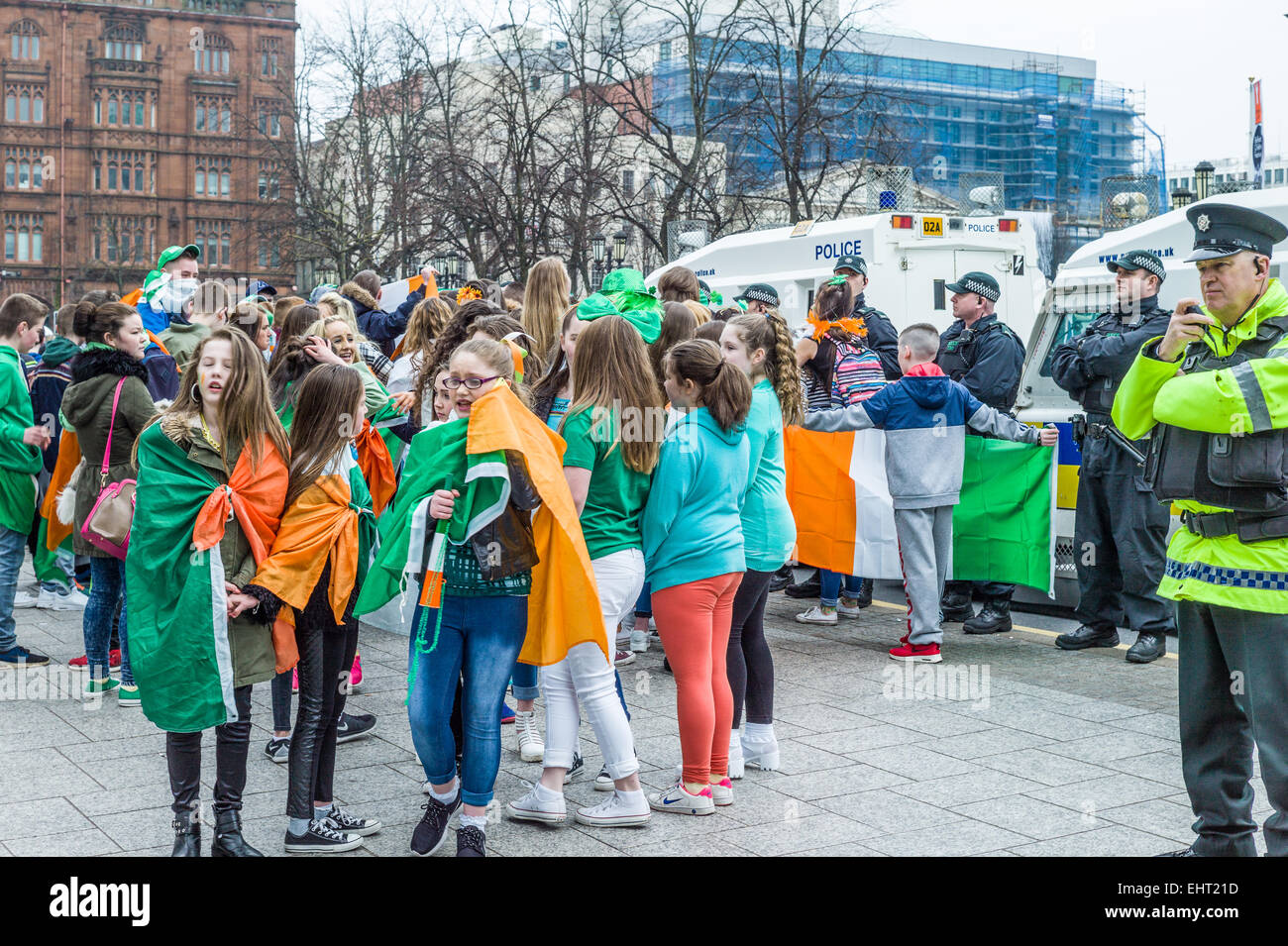 Gruppi rivali repubblicani drappeggiati in irlandese Tricolors e sindacalisti sventolando bandiere Unione affacciate nella parte anteriore del Municipio. Foto Stock