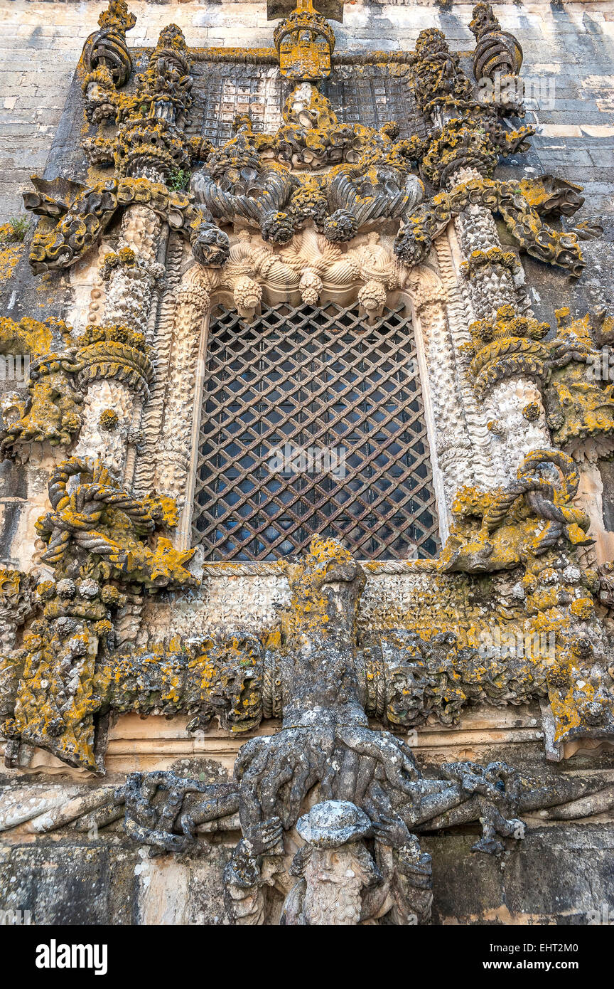 Il Portogallo. La famosa finestra Janela do Capítulo presso il Convento de Cristo di Tomar.Manuelino . Magnifica scultura in pietra . Foto Stock