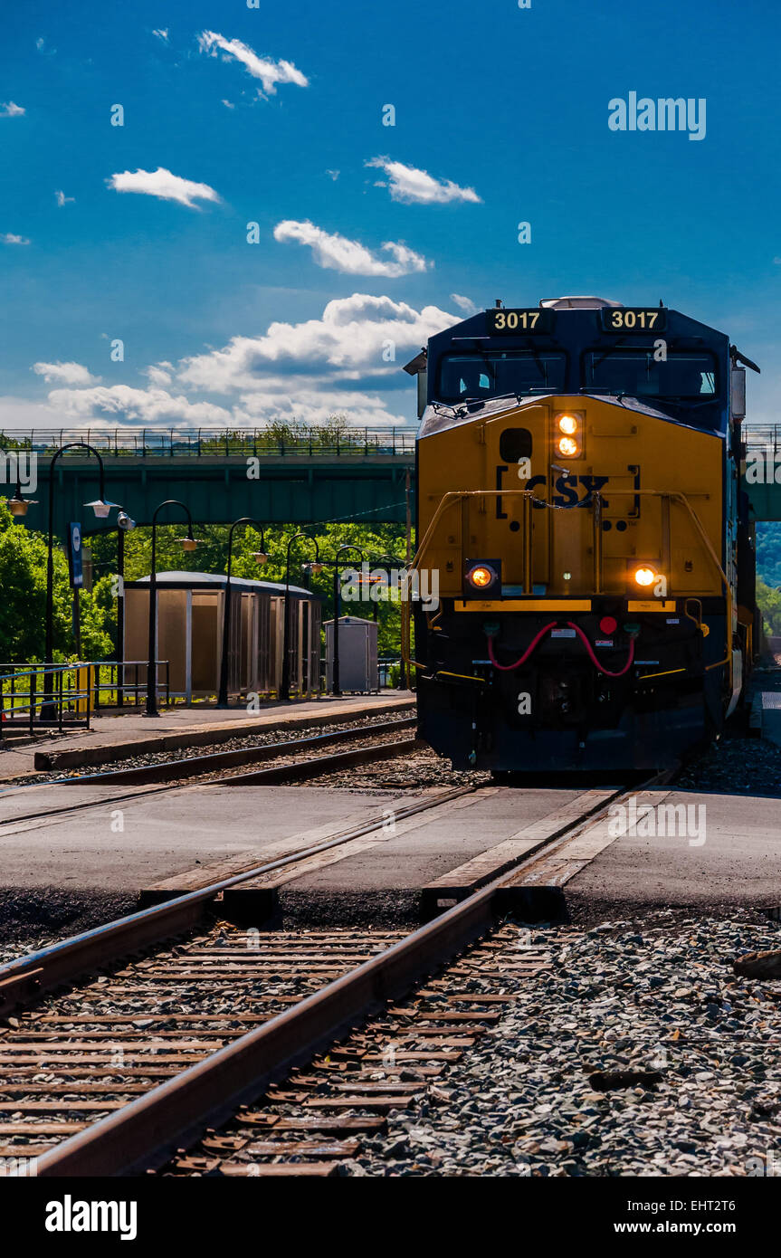Una CSX Treno in avvicinamento a un incrocio stradale in Brunswick, Maryland. Foto Stock