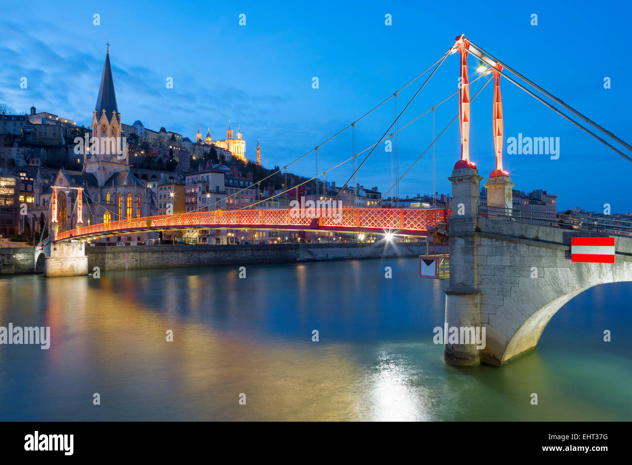 Vista di Lione con il fiume Saone e passerella di notte, Francia. Foto Stock