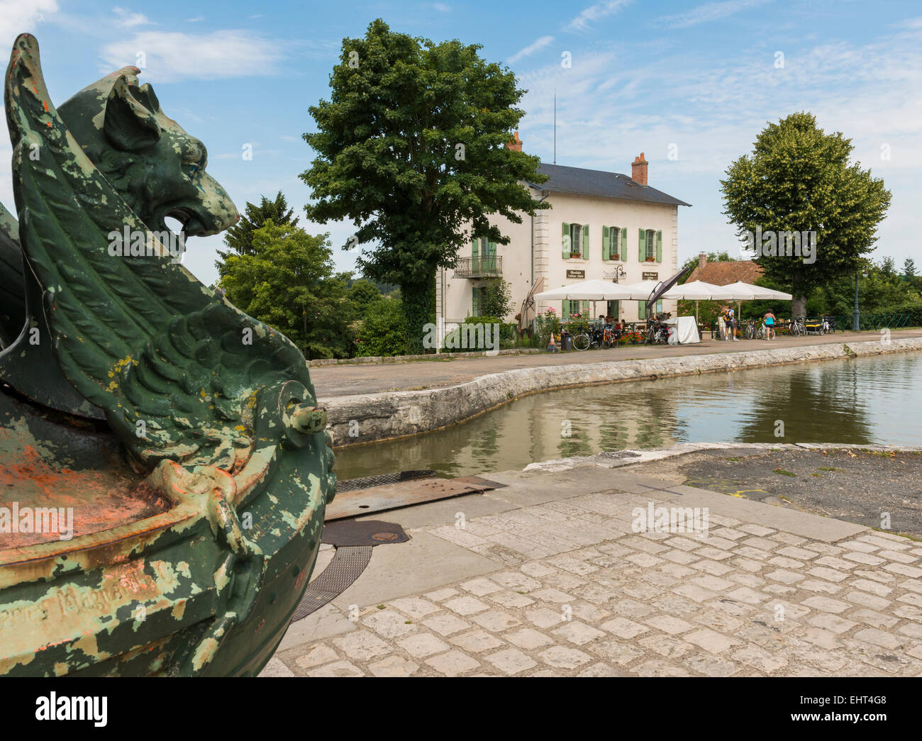 Statua e ristorante presso il laghetto Canal de Briare in Francia nei pressi della Loira. Foto Stock