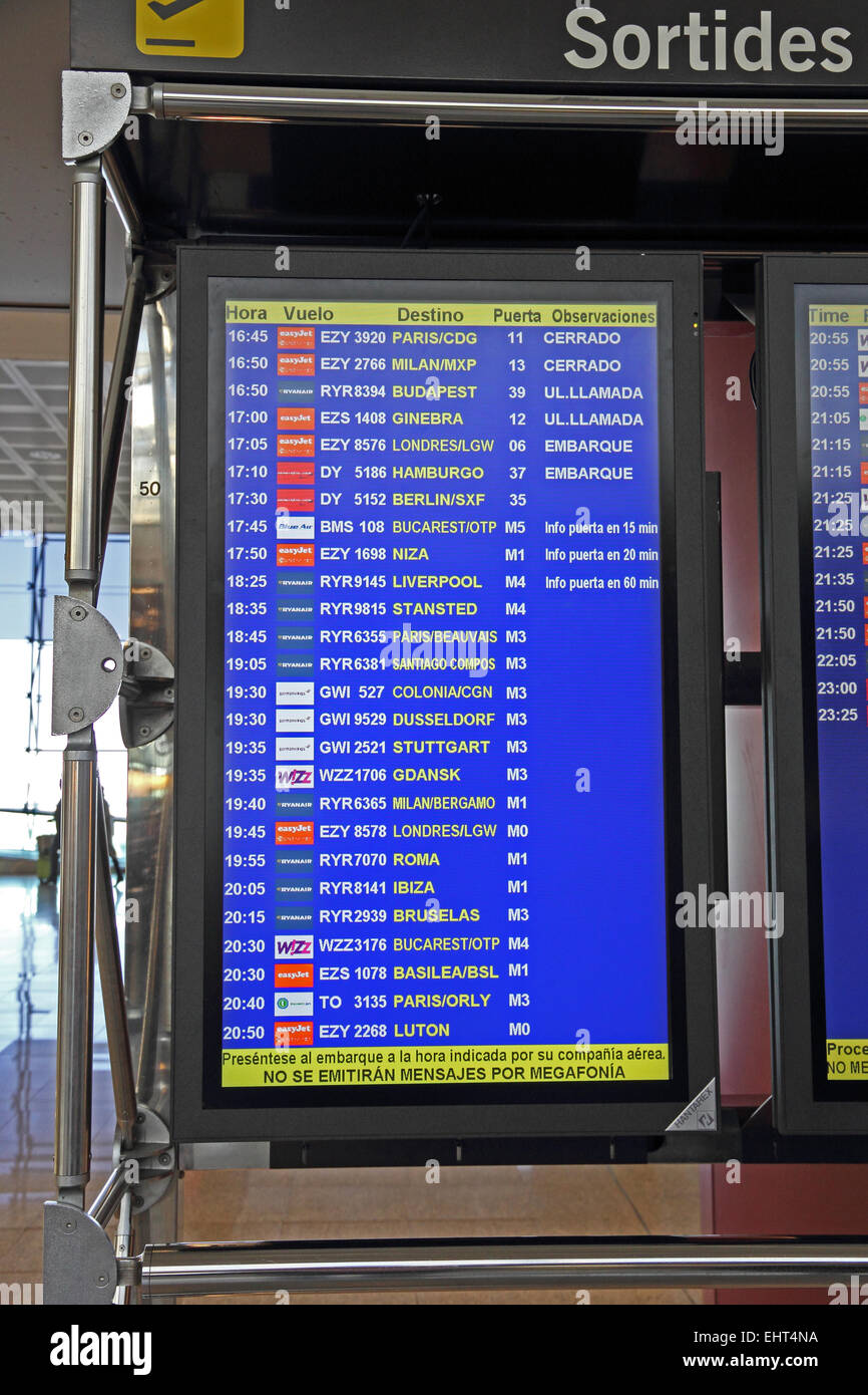 Scheda di partenze presso l'aeroporto El Prat di Barcellona Foto Stock