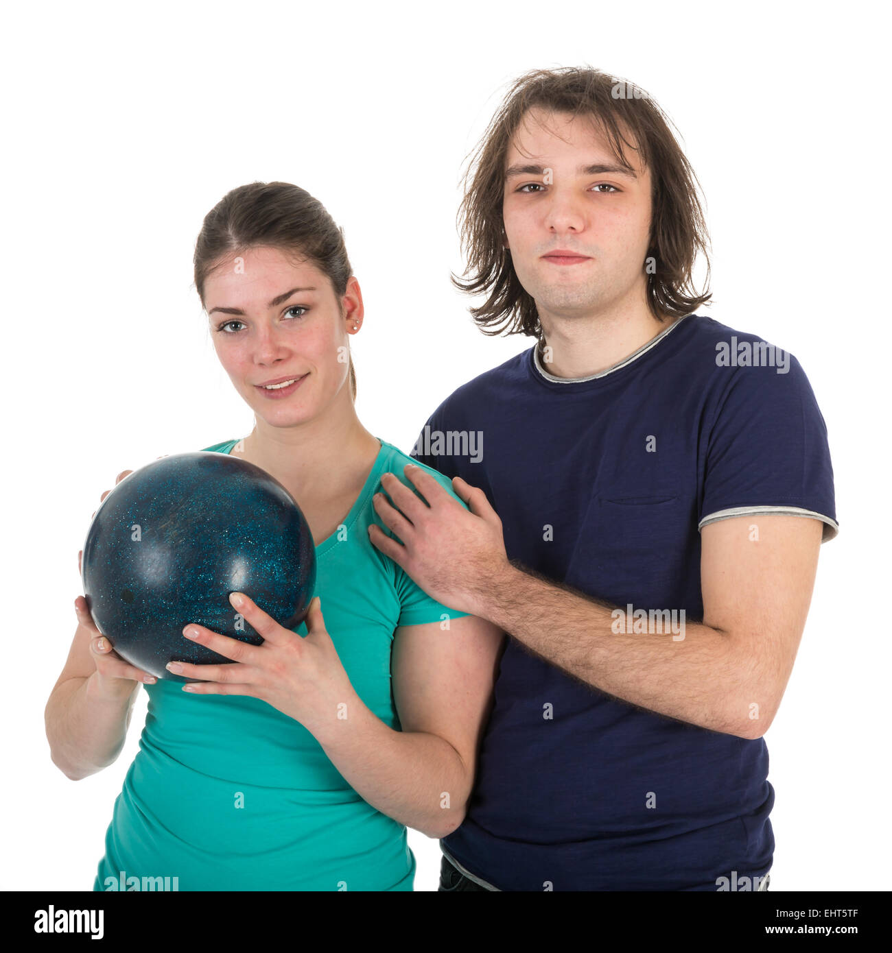 Allegro giovane uomo e donna con palla da bowling, isolato su bianco Foto Stock