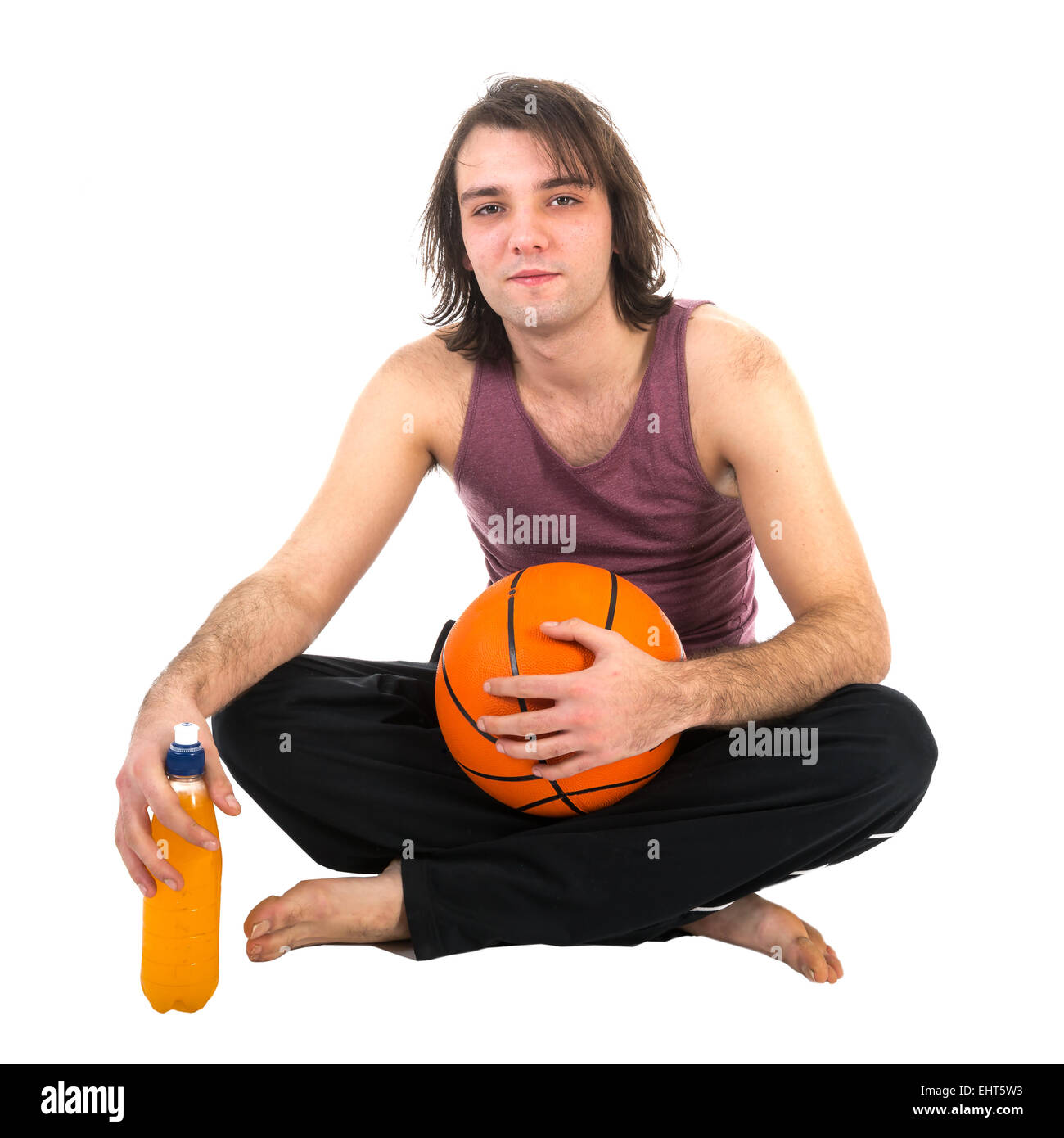 Uomo seduto sul pavimento con la pallacanestro e succo di arancia, isolata a sfondo bianco Foto Stock