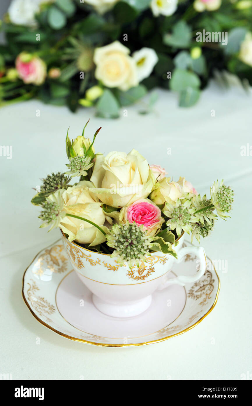 Fiori in un vintage tazza da tè in occasione di una cerimonia nuziale. Foto Stock