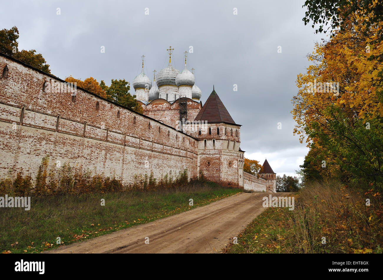 Parete di antico monastero russo Foto Stock