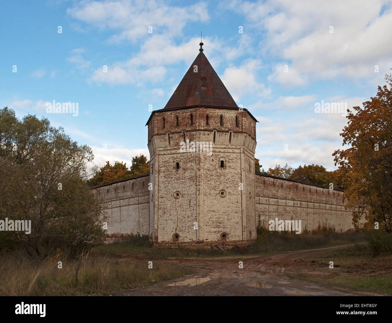 Torre di antico monastero russo Foto Stock