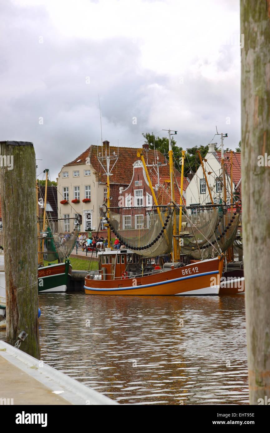 Natanti adibiti alla pesca di gamberetti nel porto di Greetsiel Foto Stock