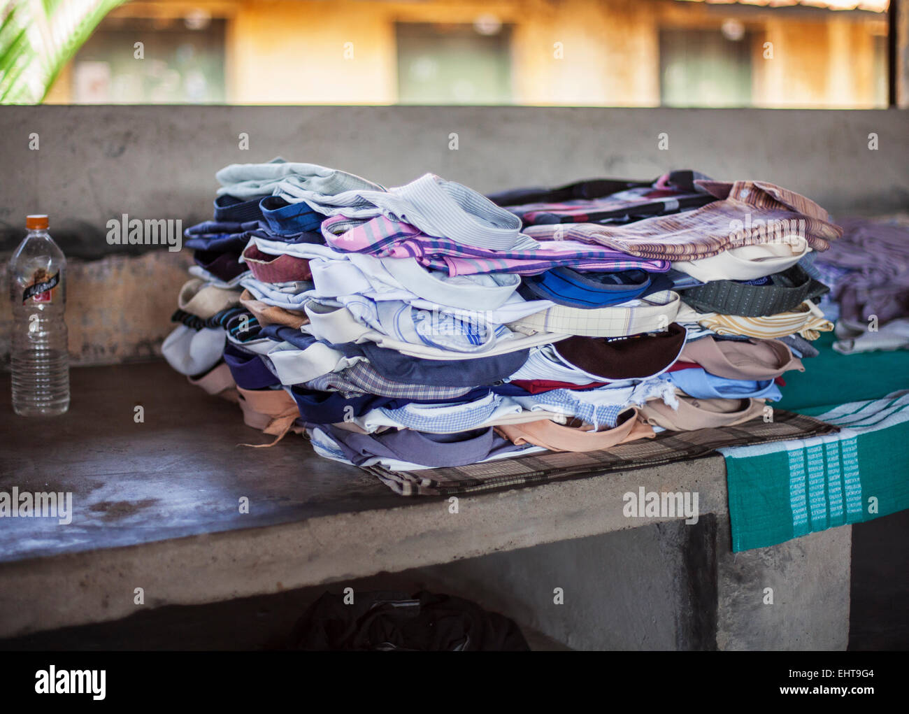 Pila di pulire e stirare camicie nella casa di lavaggio, Kochi, Kerala, India Foto Stock
