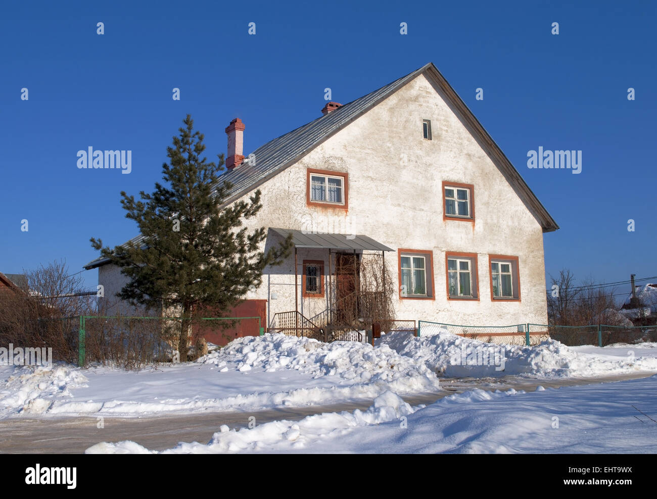 Bianco antico cottage in pietra nel periodo invernale Foto Stock