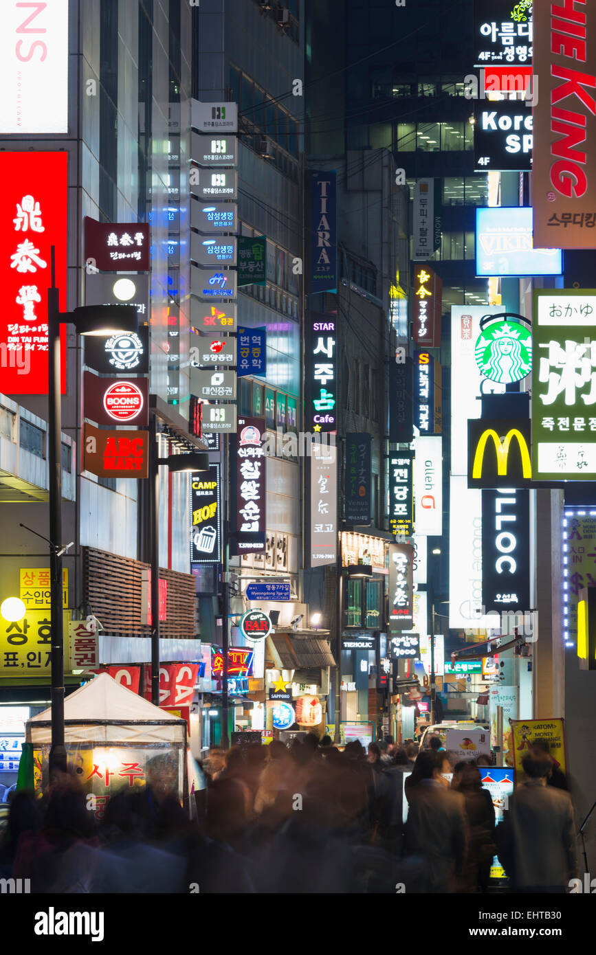 Asia, Repubblica di Corea, Corea del Sud, Seul, neon strade illuminate di Myeong-dong Foto Stock