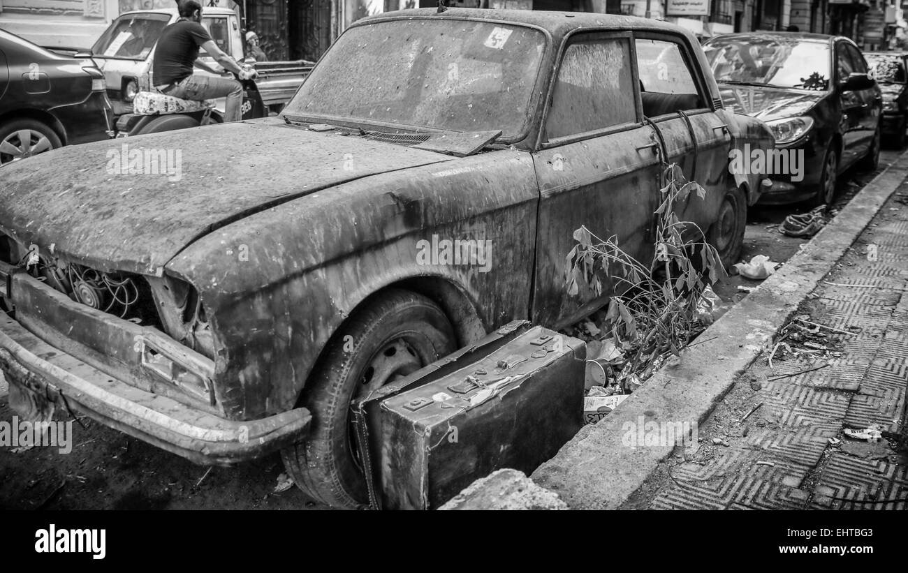 Un vecchio junk parcheggiato sulla strada Foto Stock