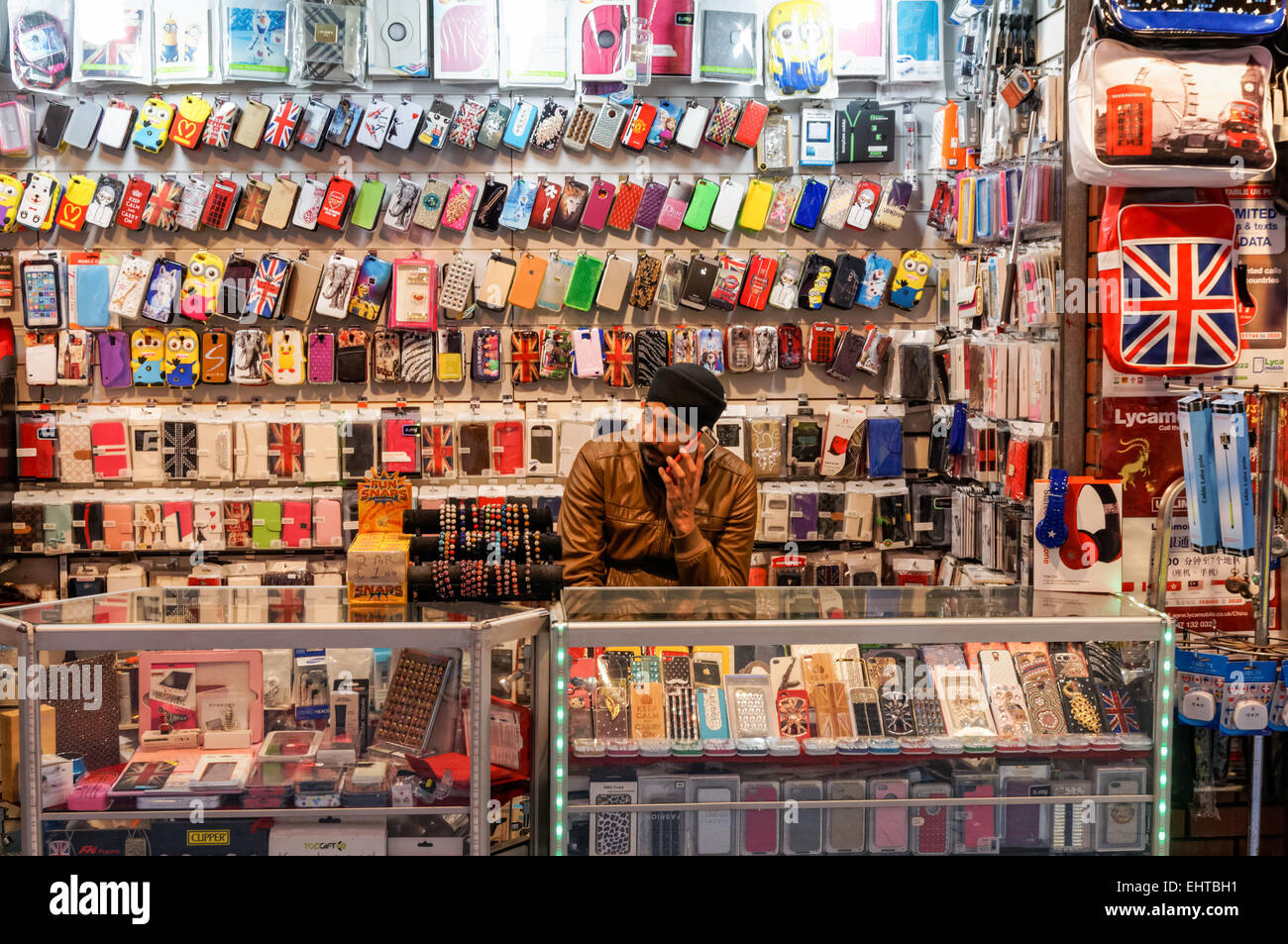 Man vende custodie e accessori per smartphone, Londra Inghilterra Regno Unito Foto Stock