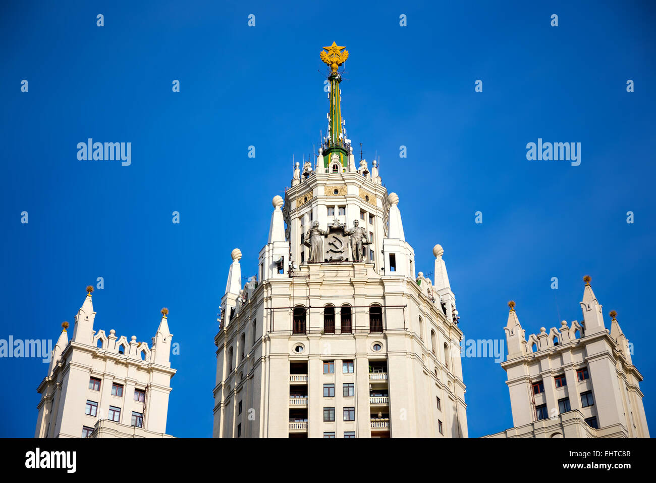 La torre e la guglia della Kotelnicheskaya grattacielo sullo sfondo del cielo a Mosca, Russia Foto Stock