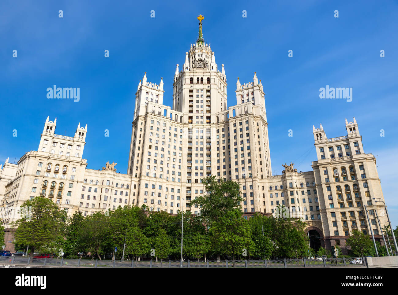 La facciata anteriore vista del grattacielo Kotelnicheskaya a Mosca, Russia Foto Stock