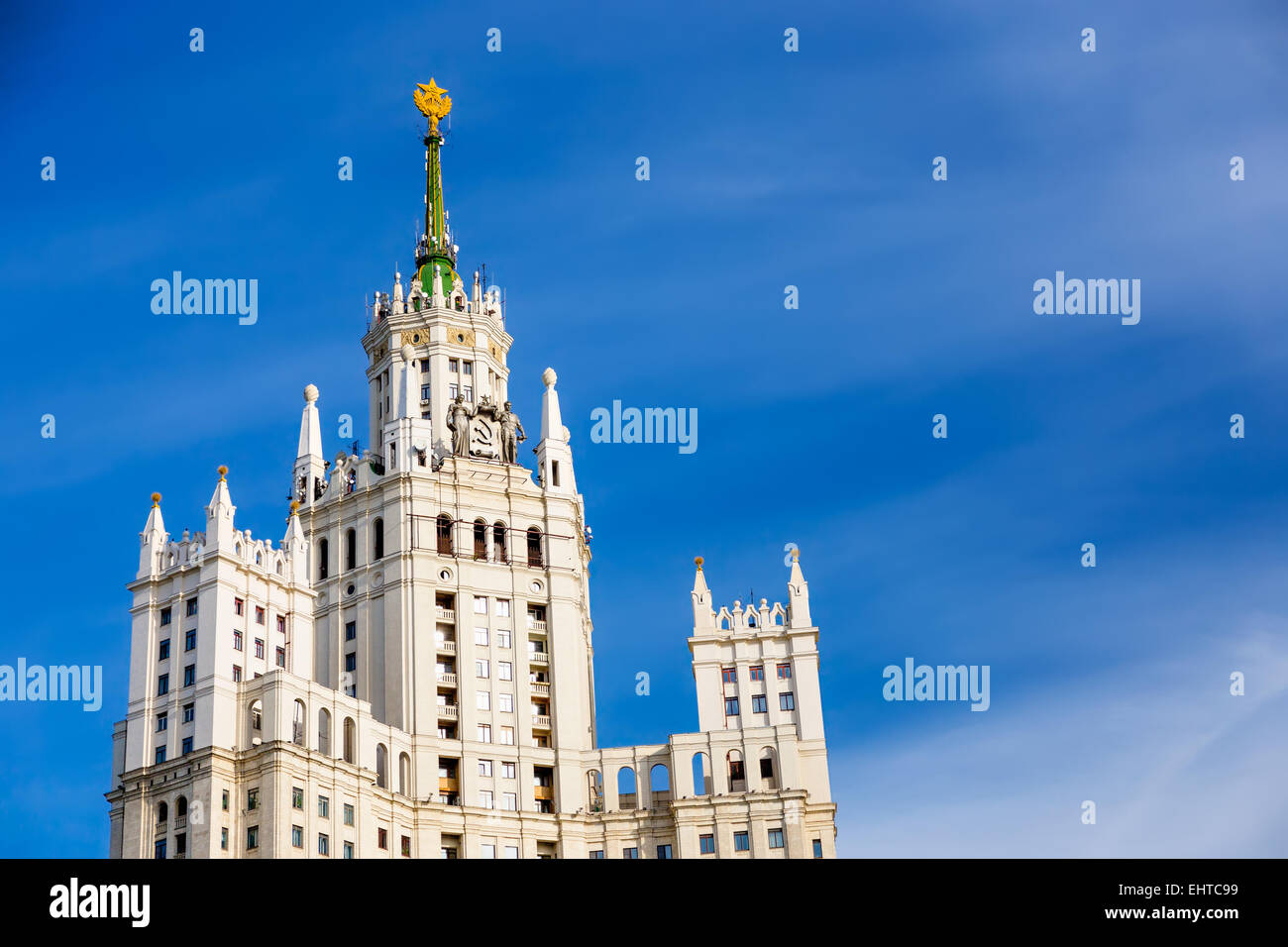 La torre e la guglia della Kotelnicheskaya grattacielo sullo sfondo del cielo a Mosca, Russia Foto Stock
