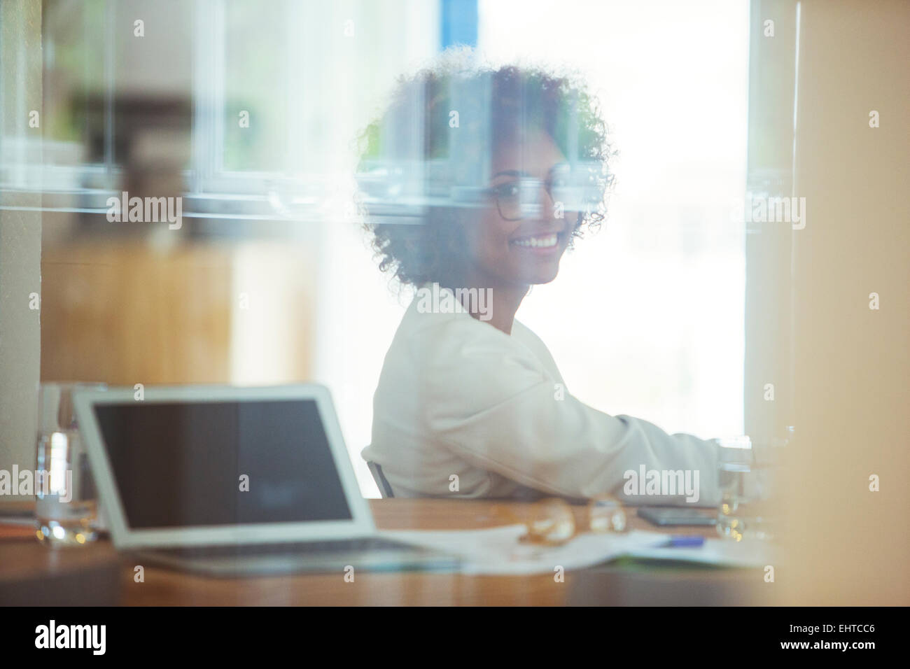 Ritratto di giovane sorridente lavoratore di ufficio Foto Stock